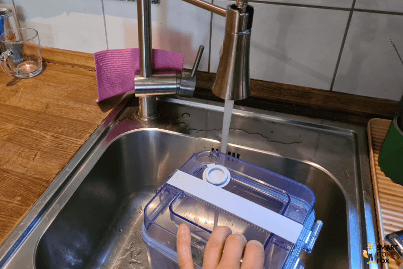 Der Frischwassertank des Ecovacs Deebot X1 Turbo wird mit Wasser befüllt